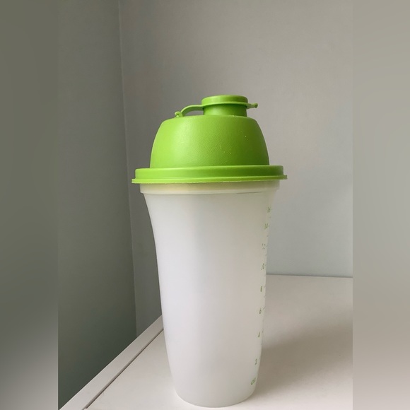 EUC Tupperware Quick Shaker 2 cup - Picture 6 of 9